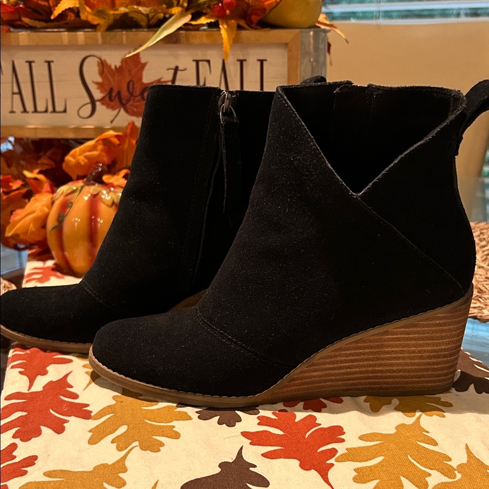 Toms Black Wedge Ankle Boots. Beautiful and only worn once! EUC, size 7